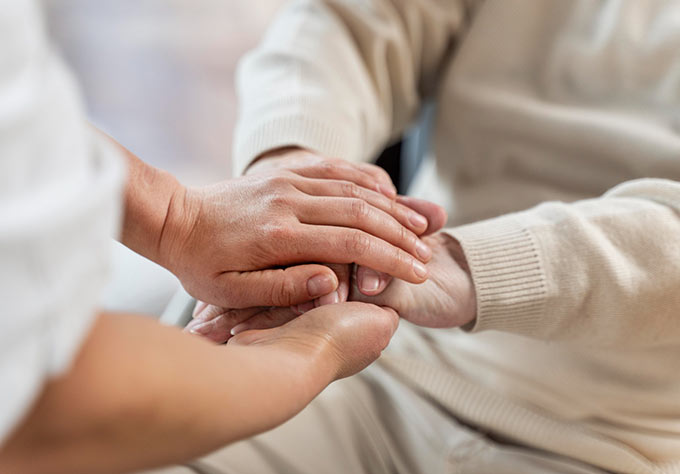 Conseillère AXA accompagnant une femme âgée – Assurance obsèques pour anticiper et alléger les démarches