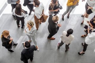 Vue aérienne d’un groupe de professionnels en réunion – Observatoire de la vie en entreprise AXA