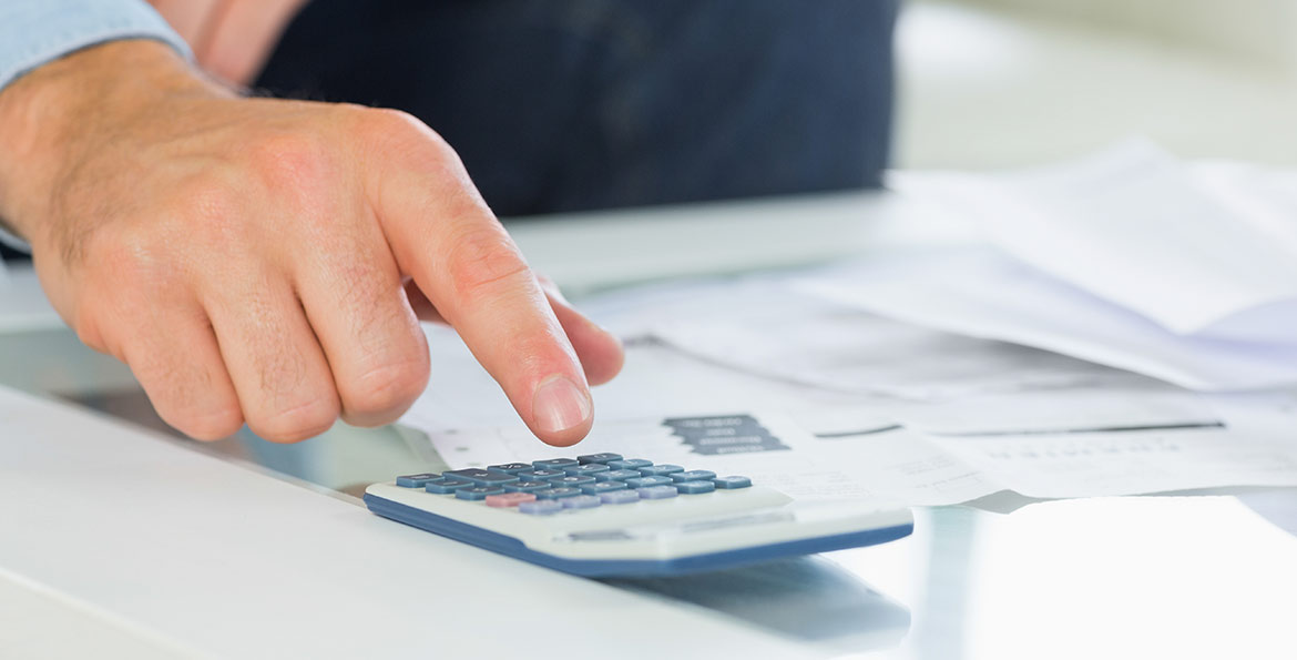 Main pointant un document financier – Compte à terme AXA pour sécuriser votre capital avec un taux connu