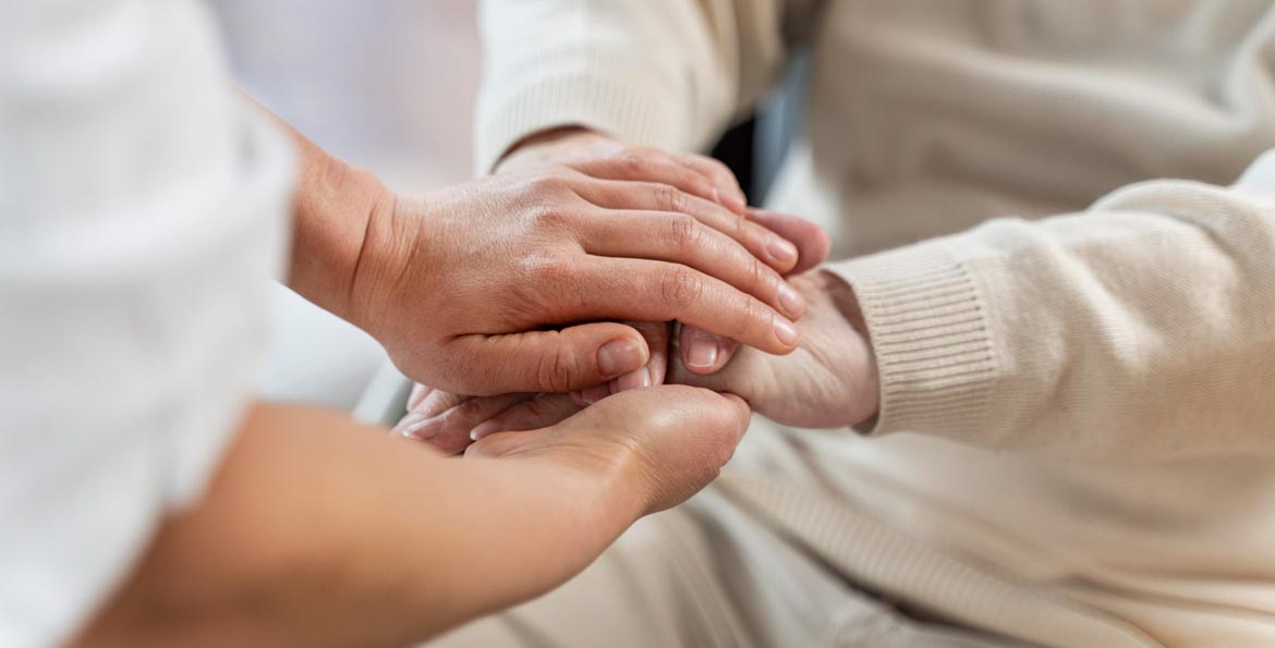 Conseillère AXA accompagnant une femme âgée – Assurance obsèques pour anticiper et alléger les démarches